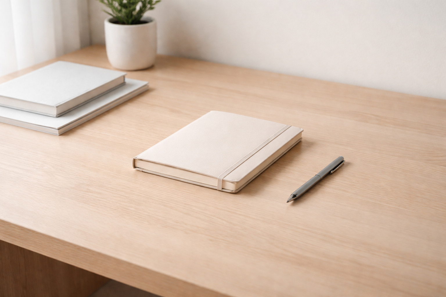 Escritorio ordenado con cuaderno y bolígrafo sobre una mesa clara, transmitiendo una sensación de continuidad sin cambios visibles.