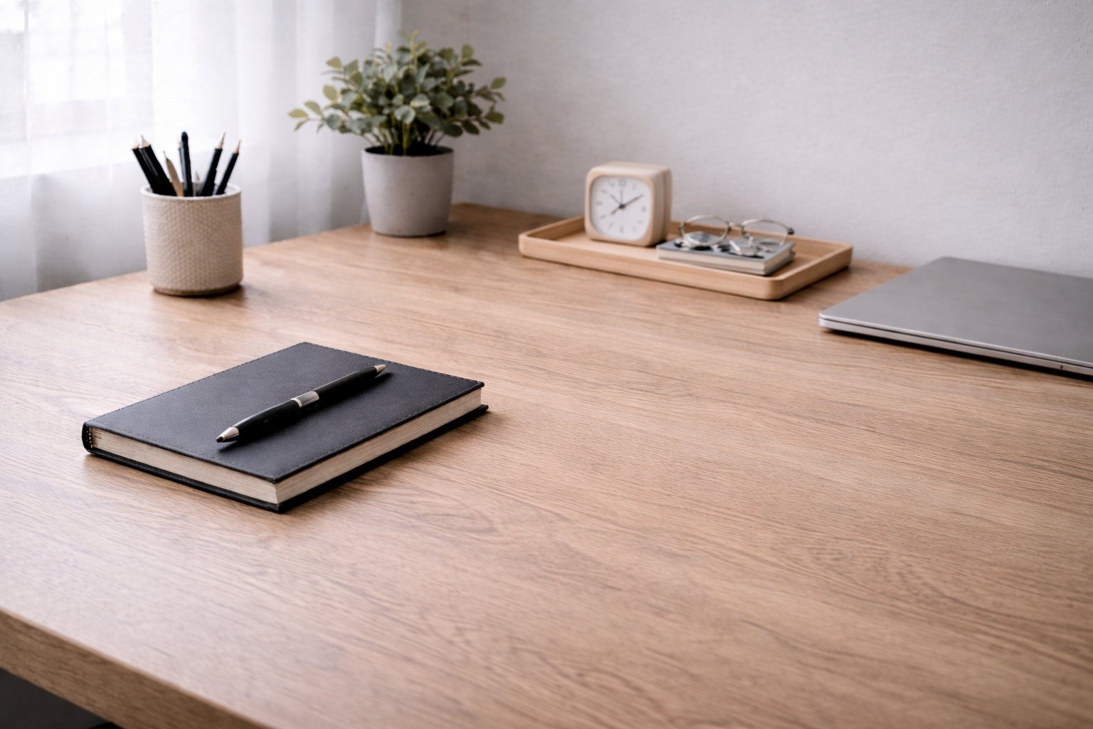 Escritorio ordenado y estable con pocos elementos esenciales, que sugiere un marco sólido desde el que sostener el pensamiento.